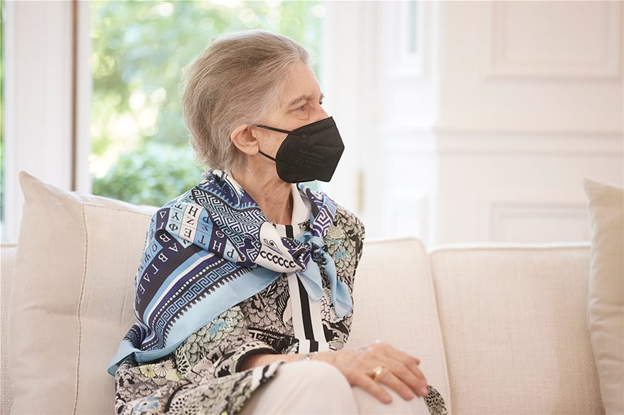 Greek Prime Minister Kyriakos Mitsotakis and his wife, Mareva, received today at the Maximos Mansion in Athens Queen Sofia, who was accompanied by her sister, Princess Irene. The Prime Minister talked with the Queen about the course of the pandemic and the improvement recorded.