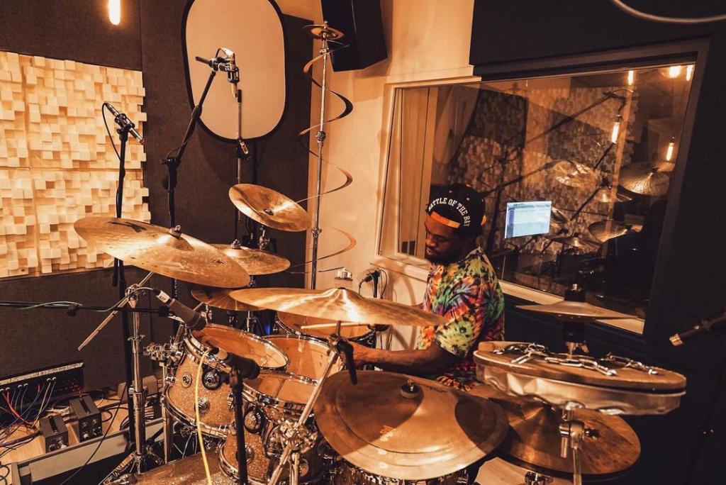 ZildjianCompany's tweet photo. Get creative!
Thomas Pridgen is always getting inventive in the studio with his playing and his setup!
Photo by Taylor Larson at mixwave studios
#ZildjianInspiration #LetsPlay #PlayZildjian #LetsRecord #RecordDrums #ZildjianFamily https://t.co/40OXIPG5eh