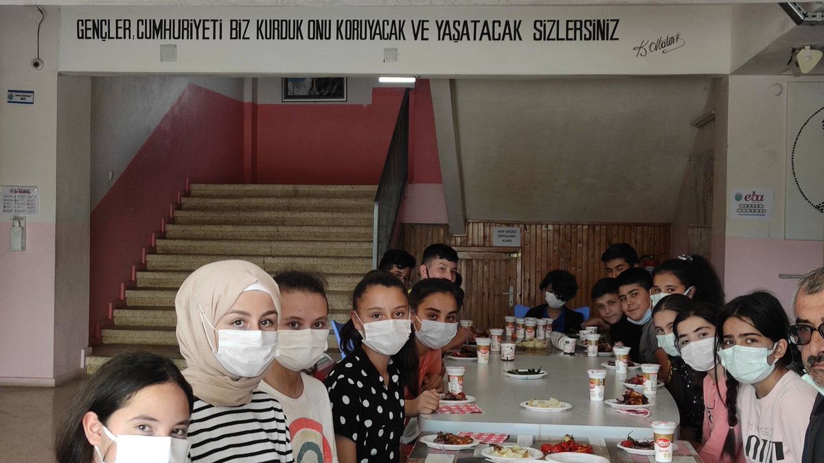 catao33's tweet photo. Önce biraz top koşturup yorulduk,sonra mangalla karnımızı doyurduk,çayımızı içip tatlımızı yedik,tatlı konuştuk;
bu Cuma gününü 8.Sınıf öğrencilerimiz için güzel bir "Motivasyon Günü" haline getirdik ve mutlu gözlerle evlerine uğurladık.Pazara hazırız👍 
@ziyaselcuk  @AdemKoca46 https://t.co/R0eEYhLJaP