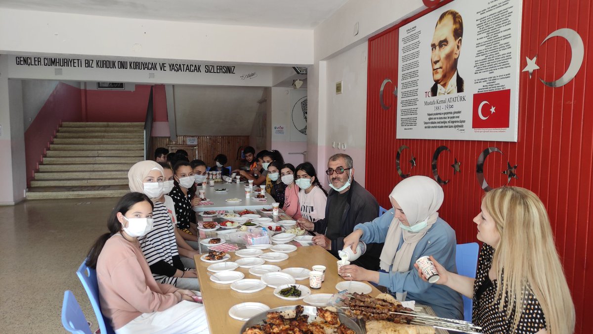 catao33's tweet photo. Önce biraz top koşturup yorulduk,sonra mangalla karnımızı doyurduk,çayımızı içip tatlımızı yedik,tatlı konuştuk;
bu Cuma gününü 8.Sınıf öğrencilerimiz için güzel bir "Motivasyon Günü" haline getirdik ve mutlu gözlerle evlerine uğurladık.Pazara hazırız👍 
@ziyaselcuk  @AdemKoca46 https://t.co/R0eEYhLJaP