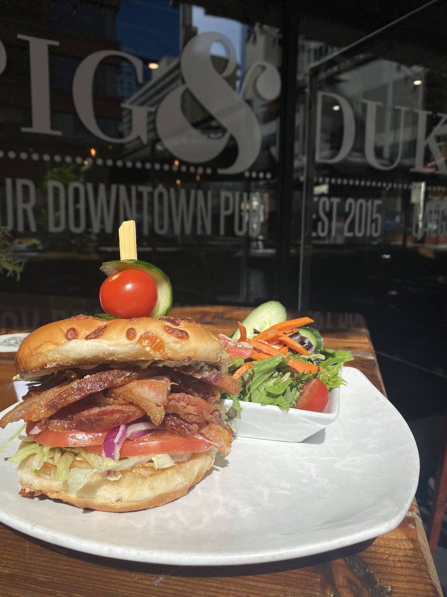 DanMcleod130's tweet photo. Lunch Feature Today @Pidandduke 4th Ave •Double Smoked Bacon w/ Jalapeño Cream Cheese, LTO, Cheese Bun• #have #yyc #yycpubs #yyceats #yycfood 🐷🍻🐷🍻🐷🍻🐷 https://t.co/zMC2jaEacj