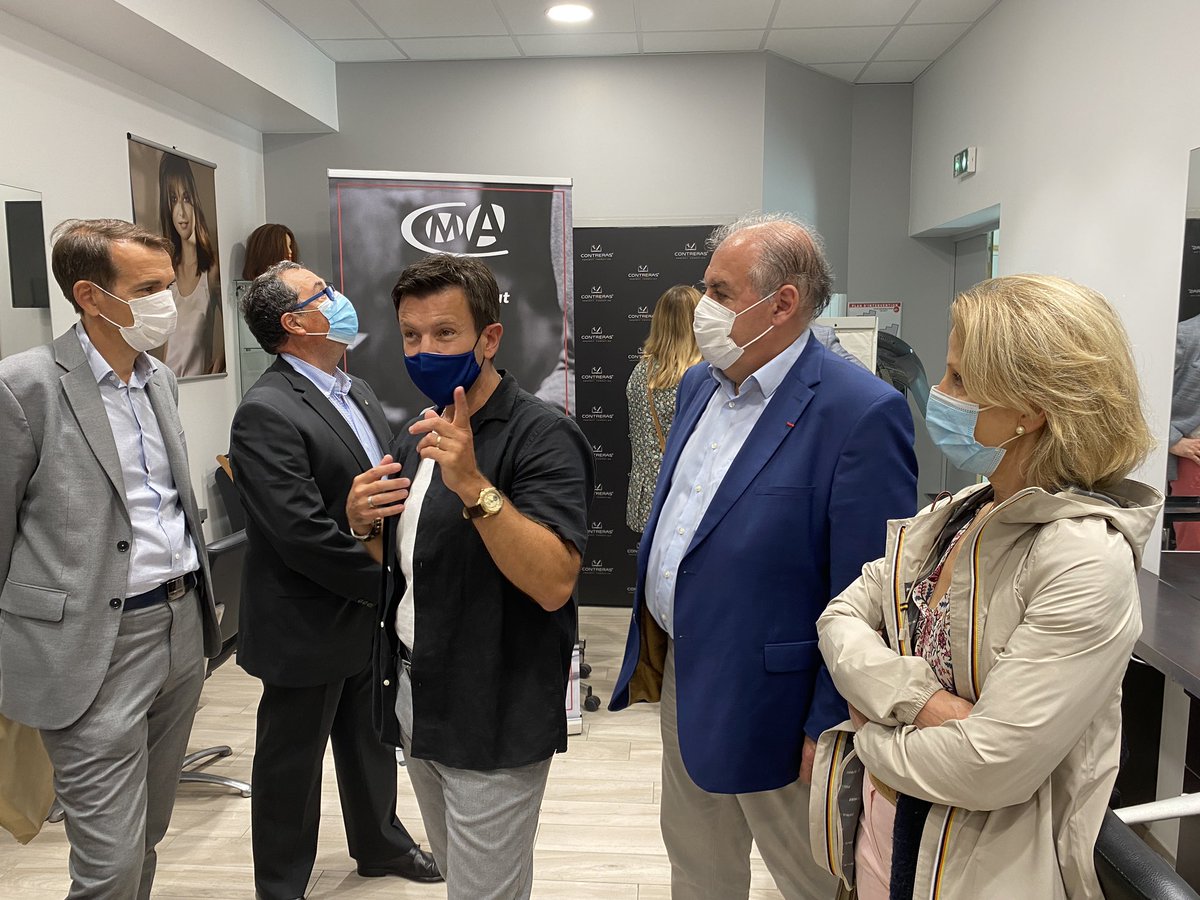 VilleArras's tweet photo. Ce vendredi 4 juin, Gabriel Hollander, vice-président de @CMA_HdF, accompagné de @ngheerbrant1 et #DavidBourgeois ont remis le prix Stars et Métier à Jean-Marie Contreras du Salon Contreras Clinique du Cheveu
#Arras #Commerce https://t.co/bsXOvmuOD4