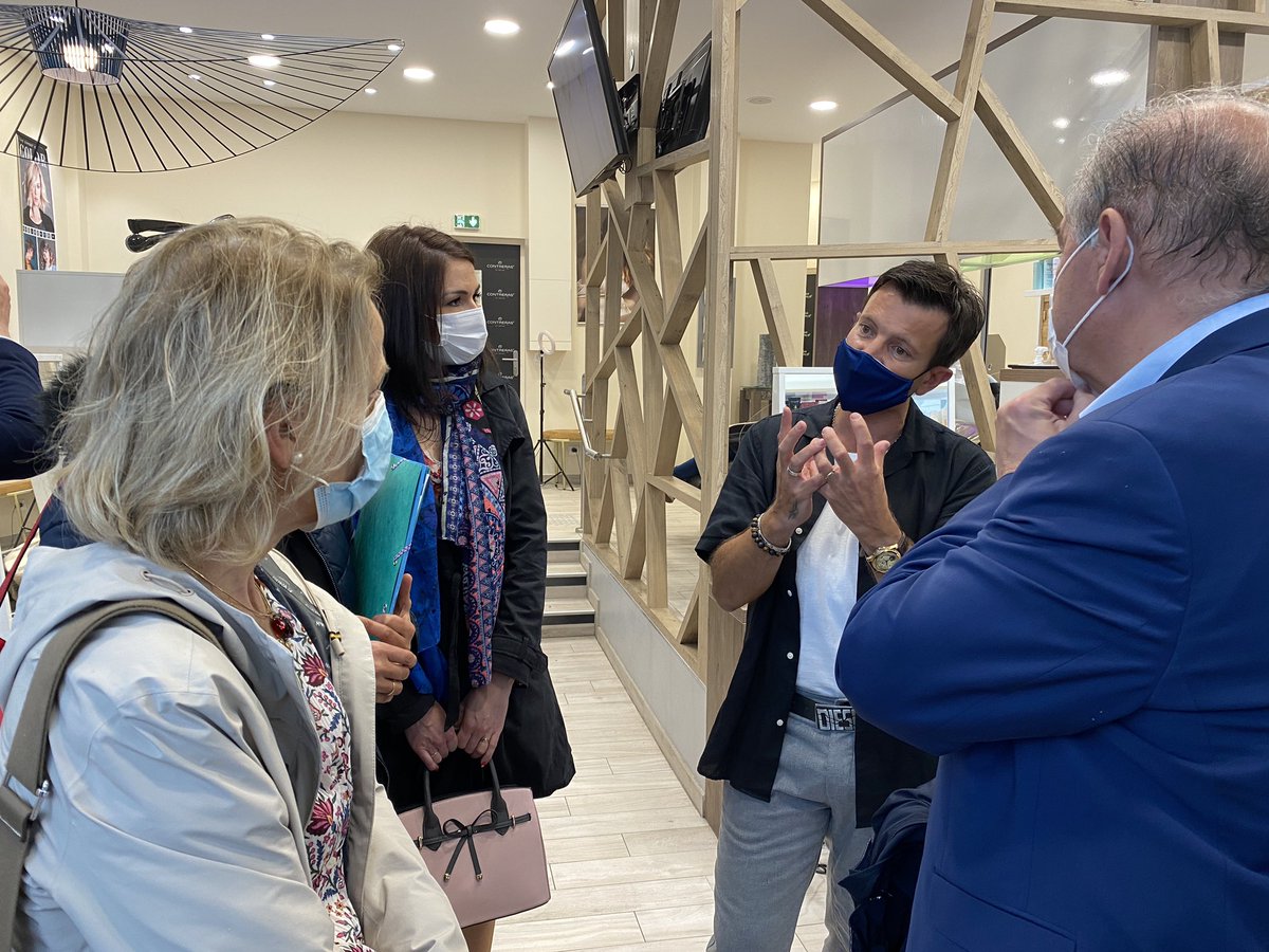 VilleArras's tweet photo. Ce vendredi 4 juin, Gabriel Hollander, vice-président de @CMA_HdF, accompagné de @ngheerbrant1 et #DavidBourgeois ont remis le prix Stars et Métier à Jean-Marie Contreras du Salon Contreras Clinique du Cheveu
#Arras #Commerce https://t.co/bsXOvmuOD4