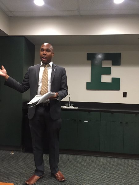 PlayflyAspire's tweet photo. #FlashbackFriday to 2016 when our Senior VP of Fan Relationship Management, @TAG_TonyGarrett visited our partners at @EMUAthletics. Looking good with that Block E Tony!
#EMUEagles🦅 x #AspireFamily✨ https://t.co/abQeZhDgo9