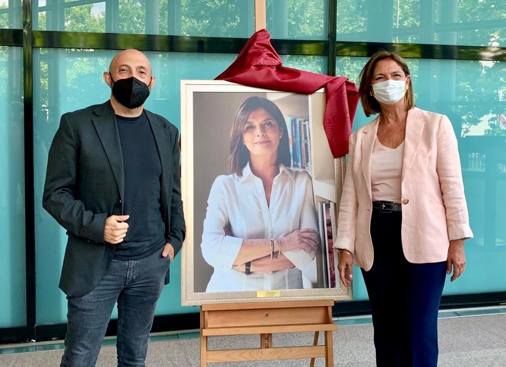 <a href="/palomaadrados/">Paloma Adrados</a>  expresidenta de <a href="/asambleamadrid/">Asamblea de Madrid</a>  cambió por 1ª vez la tradición de cuadro por fotografía. Un gesto hacia los fotógrafos. Las fotografías de Estela de Castro y <a href="/DavidMudarra1/">David Mudarra</a> formarán parte de la galería de arte de la Asamblea. #fotografiaesarte #freepress #madrid