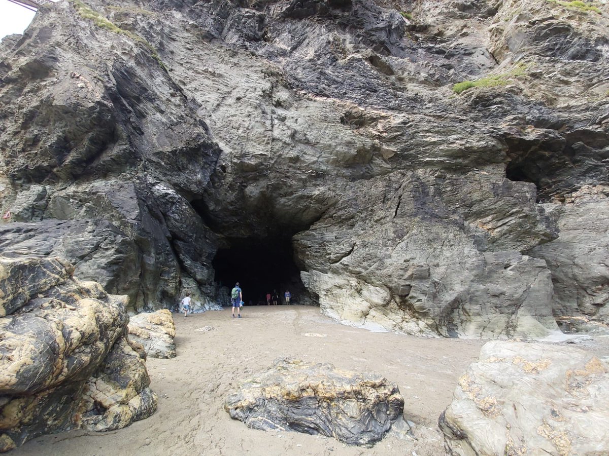UkTravelling's tweet photo. It is a sea cave formed by marine erosion along a thrust plane between slate and volcanic rocks. The cave fills with water at high tide, but has a sandy floor and is explorable at low tide.
#tintagel #tintagelcastle #cornwall #merlinscave #englishcastle #landscapephotography https://t.co/leg2dX9QlO