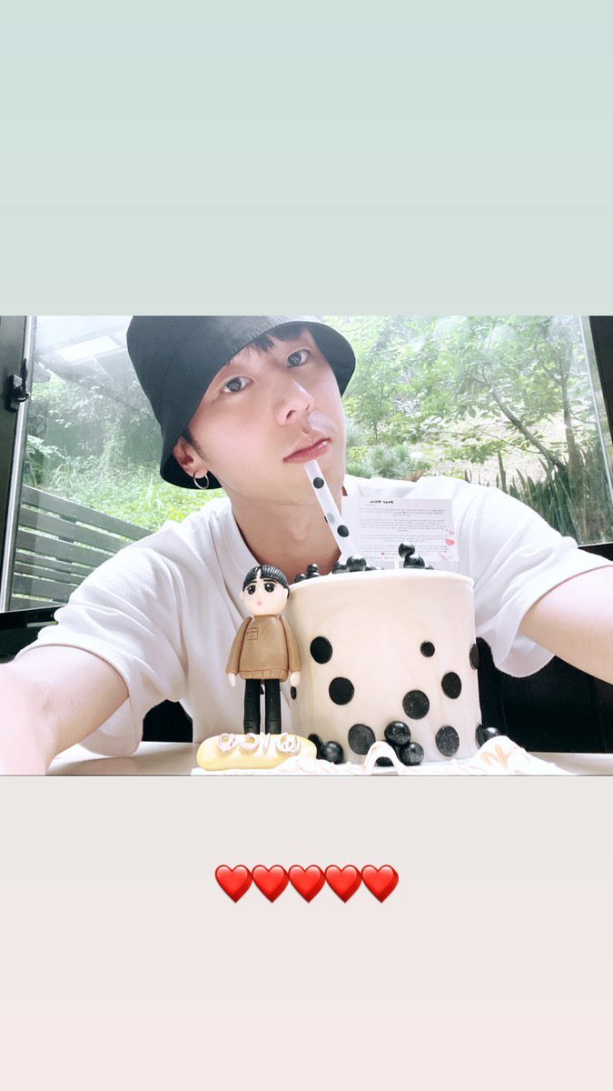 chiaweitwfc's tweet photo. 21.06.04 IG Story 

與粉絲送的蛋糕合照

整個畫面都可愛😍

#林嘉威 #林嘉男孩 #LinChiaWei #WicoLin https://t.co/T2Y4Qa7mkp