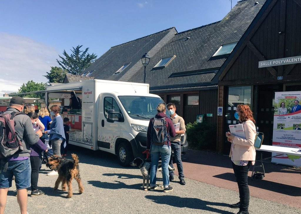 Une belle ambiance de campagne sur le marché de St sulpice la forêt dans le cadre des départementales du canton de Liffré en compagnie de <a href="/CourtigneIsa/">Isabelle Courtigné</a>, Jean Michel le Guennec et Sophie Phelion.