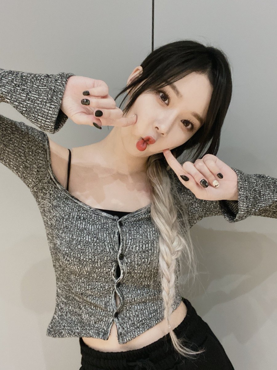winterpiics's tweet photo. i just want to pitch her cheeks too! 🥺🤏
#WINTER #윈터 https://t.co/5c4dCyWoZb