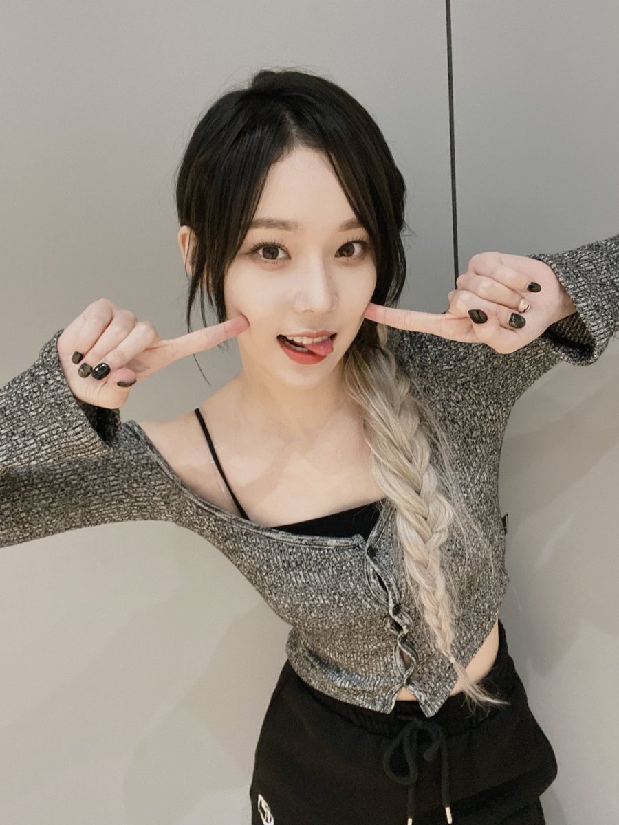 winterpiics's tweet photo. i just want to pitch her cheeks too! 🥺🤏
#WINTER #윈터 https://t.co/5c4dCyWoZb