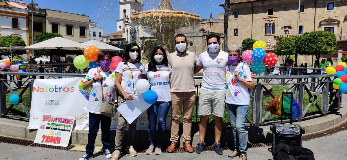 FEUSOEx's tweet photo. USO ha estado presente esta mañana en Mérida apoyando la concentración convocada por @ACEIGEX en defensa de los centros de Educación Infantil de Extremadura y sus trabajadores.
Desde USO exigimos a la Administración medidas para garantizar la supervivencia del sector. https://t.co/teEMsbvxEY