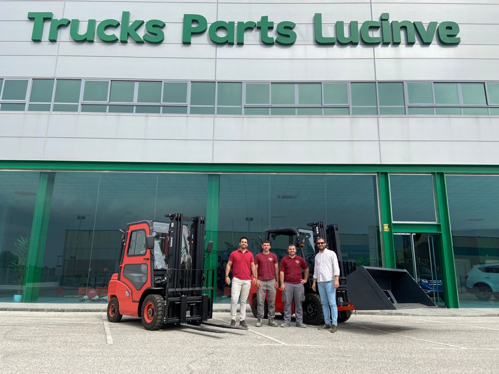 Comenzamos las entregas en nuestras instalaciones de Lucena con estas dos carretillas elevadoras nuevas, diésel de 2.500kg a Marmotres 2020. Gracias por confiar en nosotros.