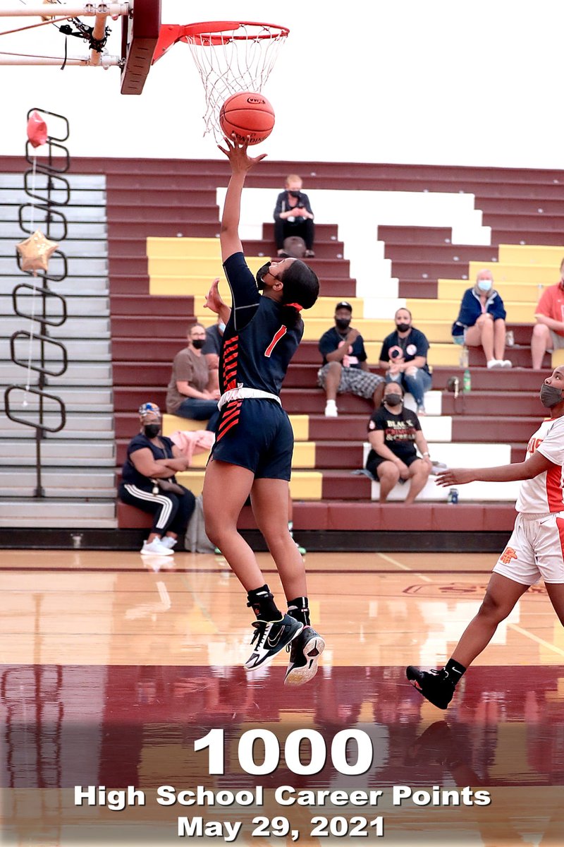 gwyattII's tweet photo. She Did It!!! 
#ProudDad #ProudDadMoment #Countdownto1000pts
#CountDownIsOver 😂 #latepost https://t.co/4qEAKGZts3