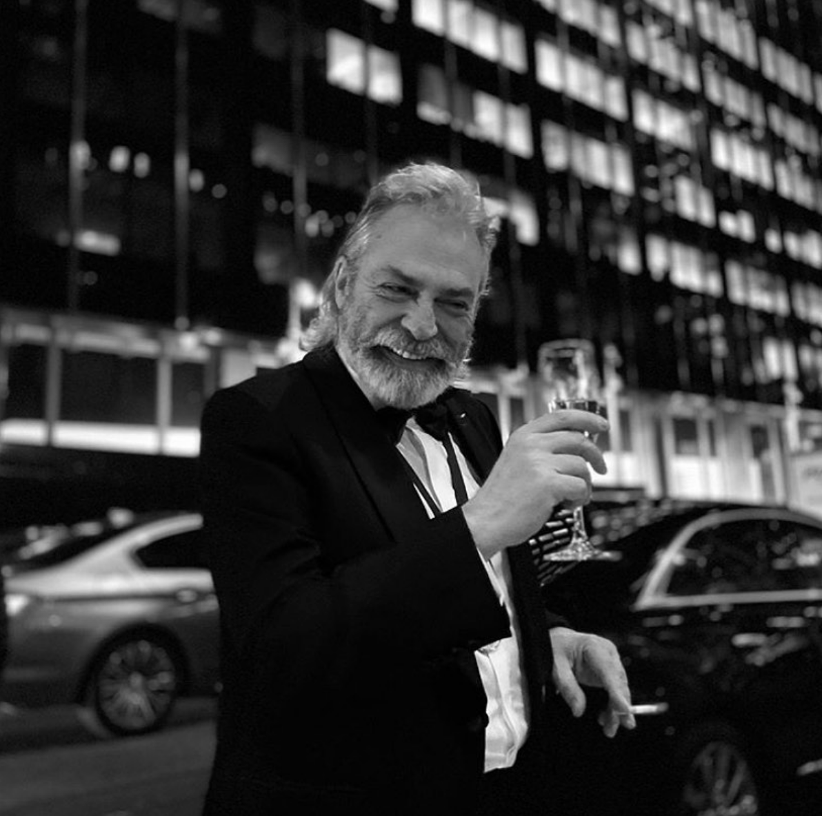 "Söz yetseydi sanat olmazdı. Sözün tükendiği ya da yetmediği noktada film çekiyoruz, müzik veya resim yapıyoruz.”

Bugün, usta oyuncu Haluk Bilginer’in 67. yaş günü!