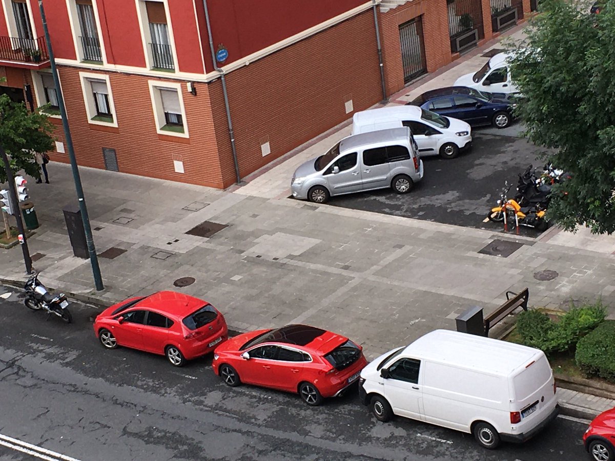 je_badi's tweet photo. @Bilbao_Polizia No parece muy razonable que en un barrio como el de San Ignacio (cruce de Etxepare y Lehendakari Agirre) donde encontrar aparcamiento es toda una lotería,  las motos se aparquen ocupando una plaza de coche, más si hay dos aparcamientos de motos justo en ese lugar. https://t.co/oozelpEZna
