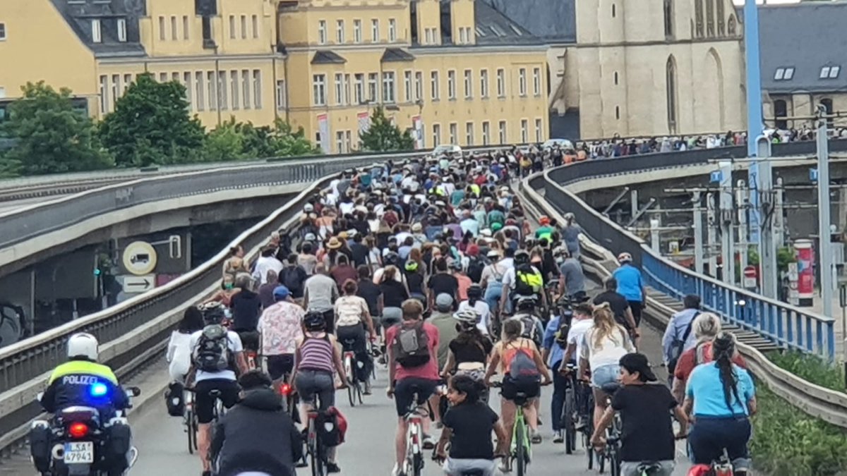 Die Altstadt von Halle (Saale) soll autoarm werden, der Meinung sind zumindest mehrere hundert Menschen, die am Freitagabend einem Aufruf des Klimabündnisses gefolgt sind - und sich an einer Fahrrademo beteiligt haben

dubisthalle.de/mehrere-hunder…