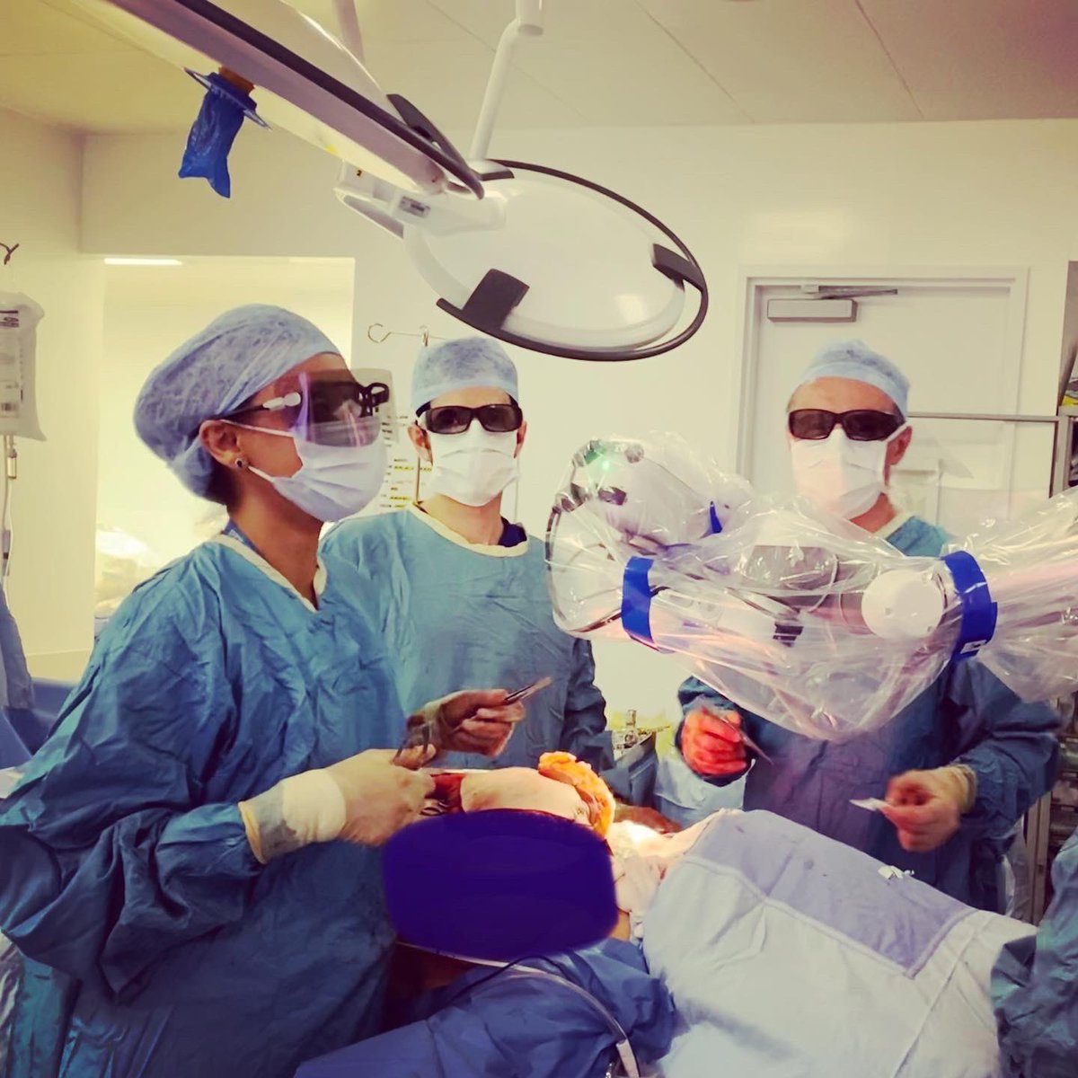gsttplastics's tweet photo. GSTT plastic surgeons perform breast reconstruction surgery using 3D microscope - the first team in the UK to utilise this technology in reconstructive surgery #breastreconstruction #headsupsurgery #microsurgery #surgicalergonomics #firstinUK https://t.co/BRXSVjwUoM