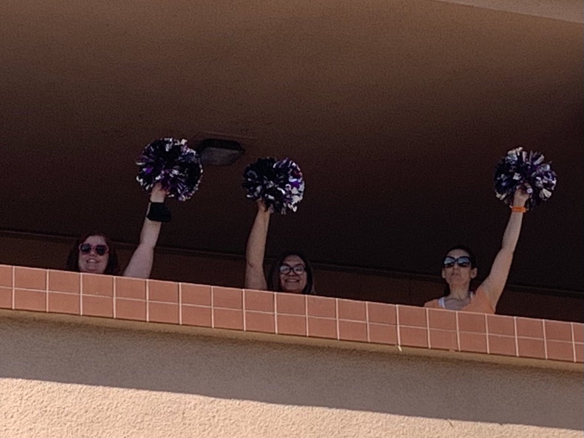 luker_brooke's tweet photo. #YHSDragons Drive Thru Graduation 2021 happening now! Best cheering section in the #muhsd! https://t.co/EvDgyY4AeR