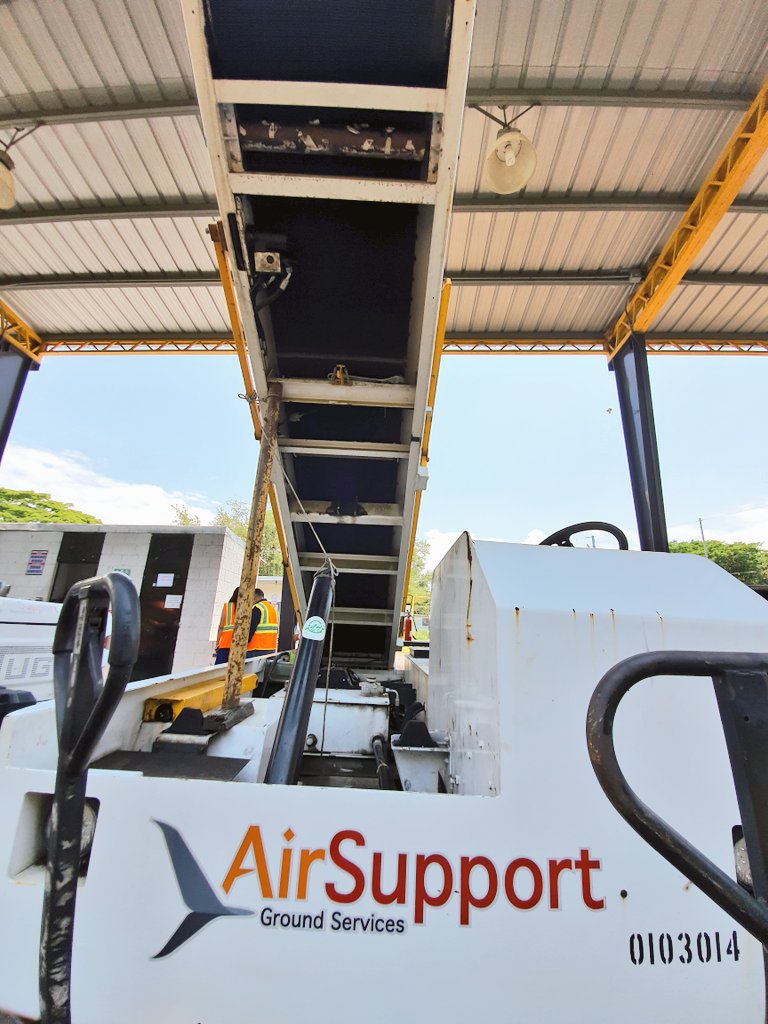 investinSV's tweet photo. “Es gratificante conocer como AirSupport ha crecido en el área de la aeronáutica, sabemos que son generadores de empleos para los salvadoreños y que son un soporte técnico importante para las diferentes aerolíneas que brindan su servicio a los pasajeros”, @SALGOGO_USA. https://t.co/6DGzLZW7Aq