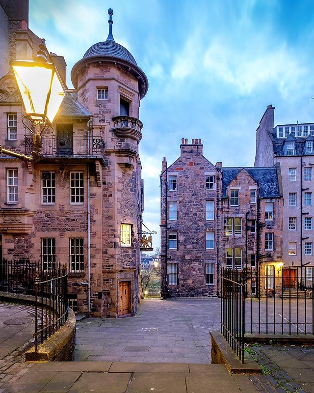 VisitScotland's tweet photo. Tucked away down Lady Stair's Close &amp; dedicated to the greats of Scottish literacy like #RobertBurns, The Writers Museum is definitely worth finding when exploring #Edinburgh! 👀👣 #RespectProtectEnjoy 📍 Old Town 📷 IG/starling_in_scotland https://t.co/BzAvKBkj6a