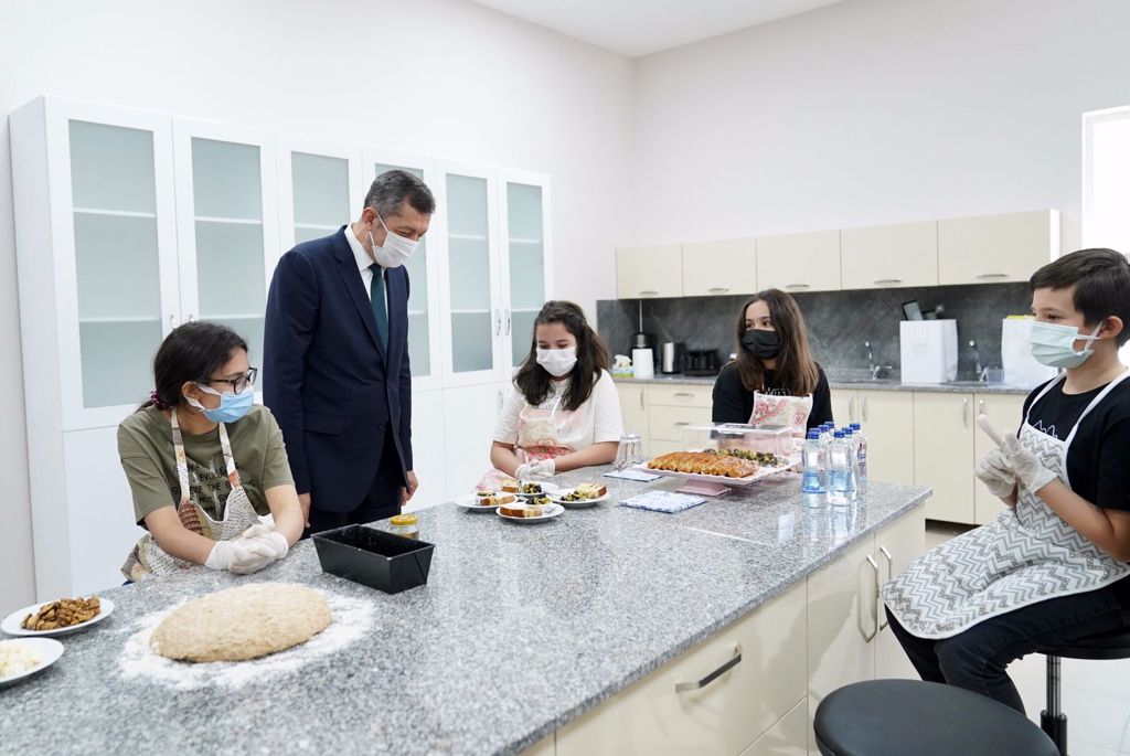 ziyaselcuk's tweet photo. Tasarım Beceri Atölyeleri çocuğun elinin, kalbinin, zihninin aynı anda çalışması; çocuğun üretmesi demek ve benim için her il ziyareti atölyelerde çalışan çocukları mutlulukla izlemek demek. Bugün Çanakkale’deydim ve oradaki Atölyeleri gezip işleyen demirlerimizi izledim. https://t.co/bA0xZXyf5p