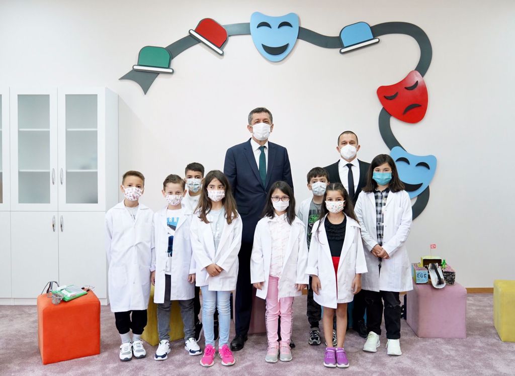 Tasarım Beceri Atölyeleri çocuğun elinin, kalbinin, zihninin aynı anda çalışması; çocuğun üretmesi demek ve benim için her il ziyareti atölyelerde çalışan çocukları mutlulukla izlemek demek. Bugün Çanakkale’deydim ve oradaki Atölyeleri gezip işleyen demirlerimizi izledim.