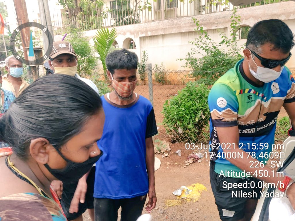 ReliefRidersHyd's tweet photo. #ReliefRidersHyderabad #Distrbution of #freefood for attendees outside #government #hospitals #Hyderabad
#reliefriders
#CovidHelp
#freefood
#Telangana
#Hyderabad
#BicyclemayorofHyderabad https://t.co/v79tDl8Kcq