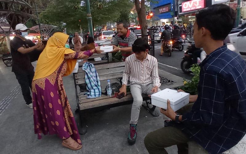 Harian_Jogja's tweet image. Insan Pariwisata Bagi-Bagi Pecel Lele di Malioboro, Berharap Kembalikan Citra Baik Jogja jogjapolitan.harianjogja.com/read/2021/06/0… #beritajogja #jogja #jogjaistimewa