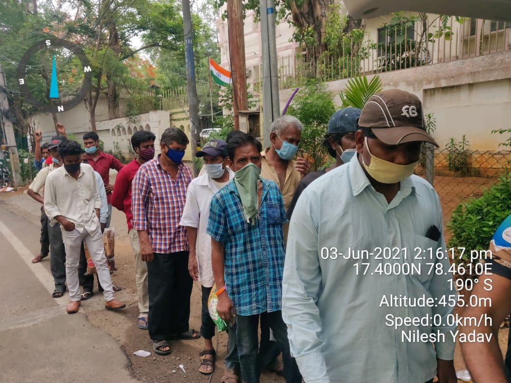 ReliefRidersHyd's tweet photo. #ReliefRidersHyderabad #Distrbution of #freefood for attendees outside #government #hospitals #Hyderabad
#reliefriders
#CovidHelp
#freefood
#Telangana
#Hyderabad
#BicyclemayorofHyderabad https://t.co/v79tDl8Kcq
