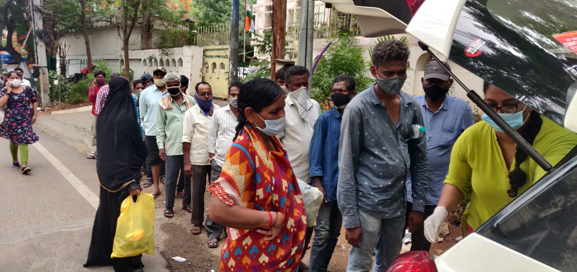 ReliefRidersHyd's tweet photo. #ReliefRidersHyderabad #Distrbution of #freefood for attendees outside #government #hospitals #Hyderabad
#reliefriders
#CovidHelp
#freefood
#Telangana
#Hyderabad
#BicyclemayorofHyderabad https://t.co/v79tDl8Kcq