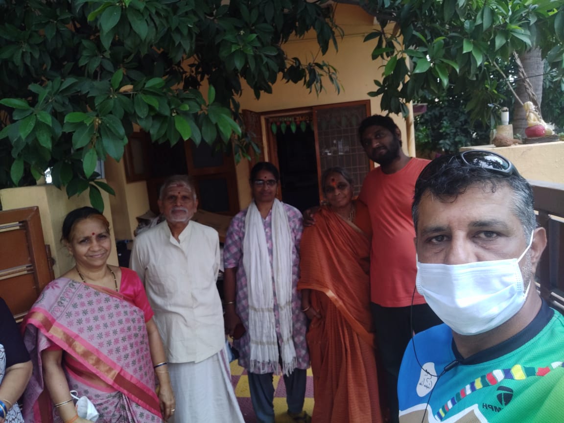 ReliefRidersHyd's tweet photo. #ReliefRidersHyderabad #Distrbution of #freefood for attendees outside #government #hospitals #Hyderabad
#reliefriders
#CovidHelp
#freefood
#Telangana
#Hyderabad
#BicyclemayorofHyderabad https://t.co/v79tDl8Kcq