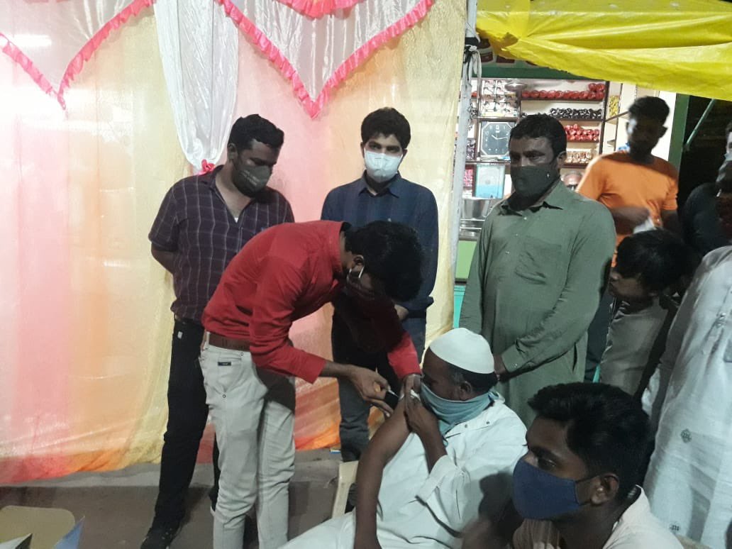 એક નવતર અભિગમના ભાગરૂપે આજે કપડવંજના મહમ્મદઅલી ચોકમાં મુસ્લિમ સમાજના અગ્રણીઓની ઉપસ્થિતિમાં ‘રાત્રી વેકસિનેશન’નું આયોજન કરવામાં આવ્યું તેમજ ૧૮ થી ૪૪ વયજૂથમાં રસીકરણ માટે રજીસ્ટર કરાવવા લોકોને સમજુત કરવામાં આવ્યા. <a href="/collectorkheda/">Collector Kheda</a> <a href="/pkumarias/">Pankaj Kumar</a> @GujHFWDept