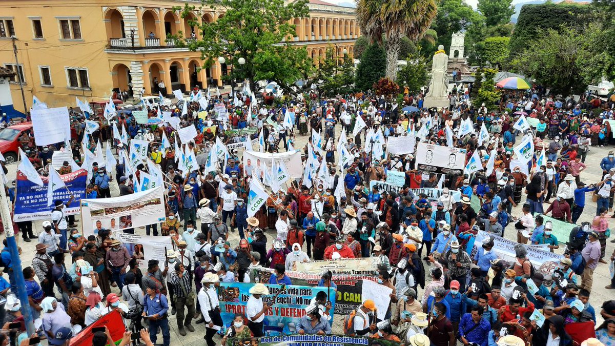 PrensaComunitar's tweet photo. La marcha para pedir la liberación de Bernardo Caal, llega a la a plaza de la cabecera departamental de Alta Verapaz. 

#LibertadParaBernardo 

📷 Elías Oxom. https://t.co/hnNDSp3JXg