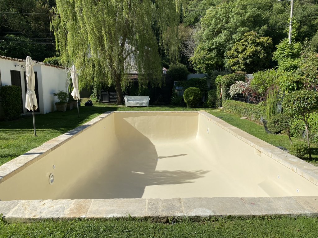 RenovationPisc's tweet photo. Application d’une polyester gelcoat couleur 1015 sur silico-Marbreux poreux #aquapolyester  #silicomarbreux #plaster #poolcoatings #revetementpiscine https://t.co/dpH47KYdzL