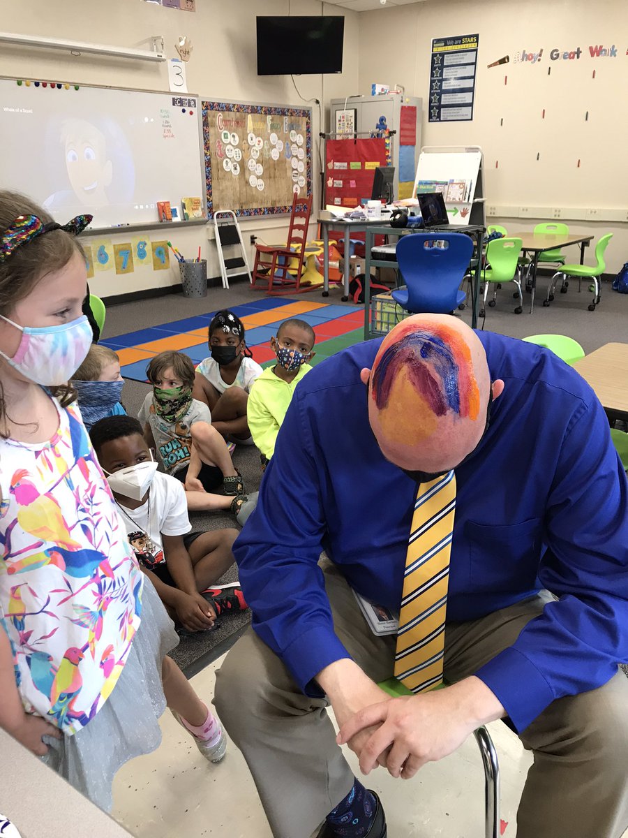 HunterPrincipal's tweet photo. The fun continues at Hunter! A Kindergarten student painted a rainbow on my head as part of our Moveathon incentives! @ShaneBarham1976 @hunter_pta #ItsHappeningAtHunter #HunterStars π¨ π βοΈ π https://t.co/VzMJYIcL8k