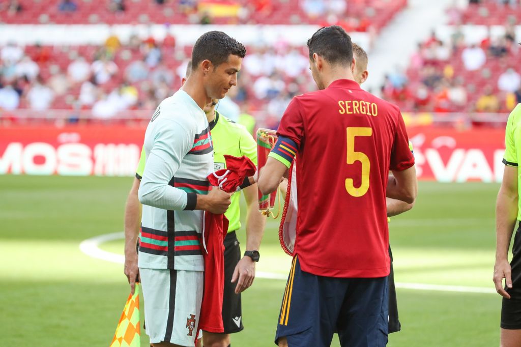 Twitter 上的 Selección Española de Fútbol："🤝 Intercambio de banderines entre capitanes. 🤐 Nada más que añadir. &amp; @Cristiano 🇪🇸 🆚 🇵🇹 | 0-0 | 16' #SomosEspaña #EURO20205 https://t.co/cVQg6GIDSi" / Twitter