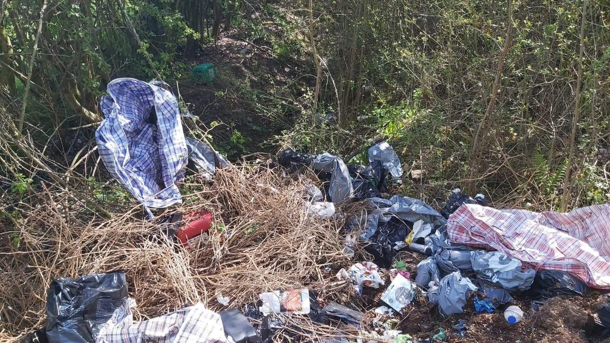 cclitterpickers's tweet photo. A few of the Countesthorpe Community Litter Pickers team went 'out out' this morning to tackle a historical fly-tip. An equivalent total  of 21 bags to go towards South Leicestershire Litter Wombles litter pledge for @KeepBritainTidy. All reported on @CleanStreetsApp https://t.co/vte4Plr47C