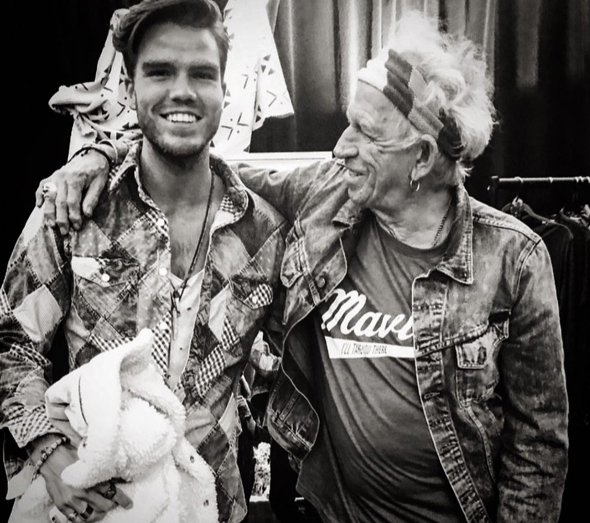 Musicrononautas's tweet photo. ¡Algunas imágenes de nuestra Richcommendation de esta semana!
¿Ya lo escucharon? ¿Les gustó? 🤘😏
•
•
•
#MeetandGreet #Podcast #rock #blues #rockband #KALEO #surfacesounds #musica #disco #recomendaciones https://t.co/uGeFWy6YLT
