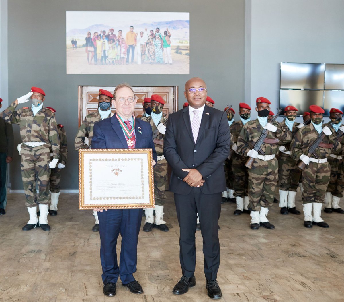 En mon nom personnel et au nom du Gouvernement malagasy, j’exprime notre reconnaissance pour les missions accomplies par SEM Michael Pelletier et toute l’équipe de l’Ambassade. Bon retour dans votre pays M. l'Ambassadeur et plein de succès dans vos engagements futurs. @usambatana