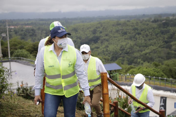 navendanog's tweet photo. También verificamos cobertura de las celdas no operativas en material térreo y parte del frente de trabajo con material negro-verde. Igualmente, el relleno cuenta con 6 piscinas de almacenamiento de lixiviados, que para su manejo, son recirculados sobre la masa de residuos. https://t.co/Itr7MfxSKR