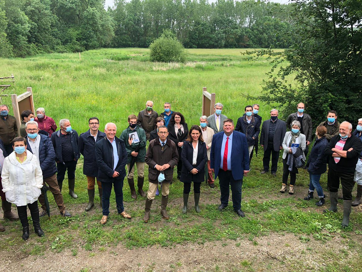 C_MORANCAIS's tweet photo. Belle rencontre en #Sarthe avec @WillySchraen, président de la fédération nationale de la #chasse. La chasse est injustement attaquée par des idéologues qui ne connaissent rien à la terre et à la nature. #PaysDeLaLoire https://t.co/8yzk6skHRS