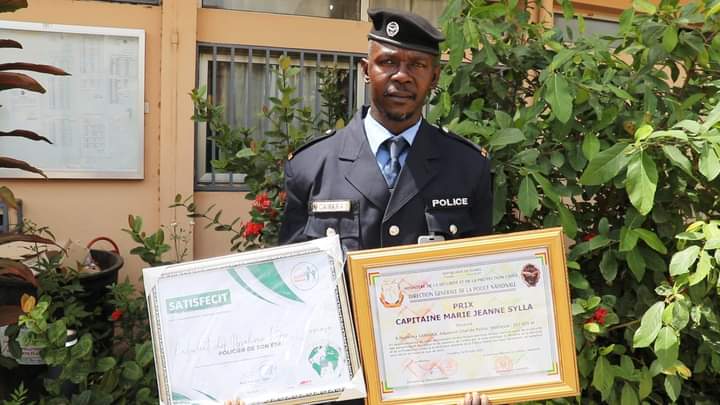 agir_le's tweet photo. Décoration par le Ministère de la Sécurité et de la protection civile de l'adjudant chef Ibrahima Beni CAMARA.
Deux ONG ont profité de la circonsta nce pour décerner des satisfecits de reconnaissance pour l'action patriotique de l'agent routier en question.
#AGIRDEV
#SPT https://t.co/KyfZfwRoQx