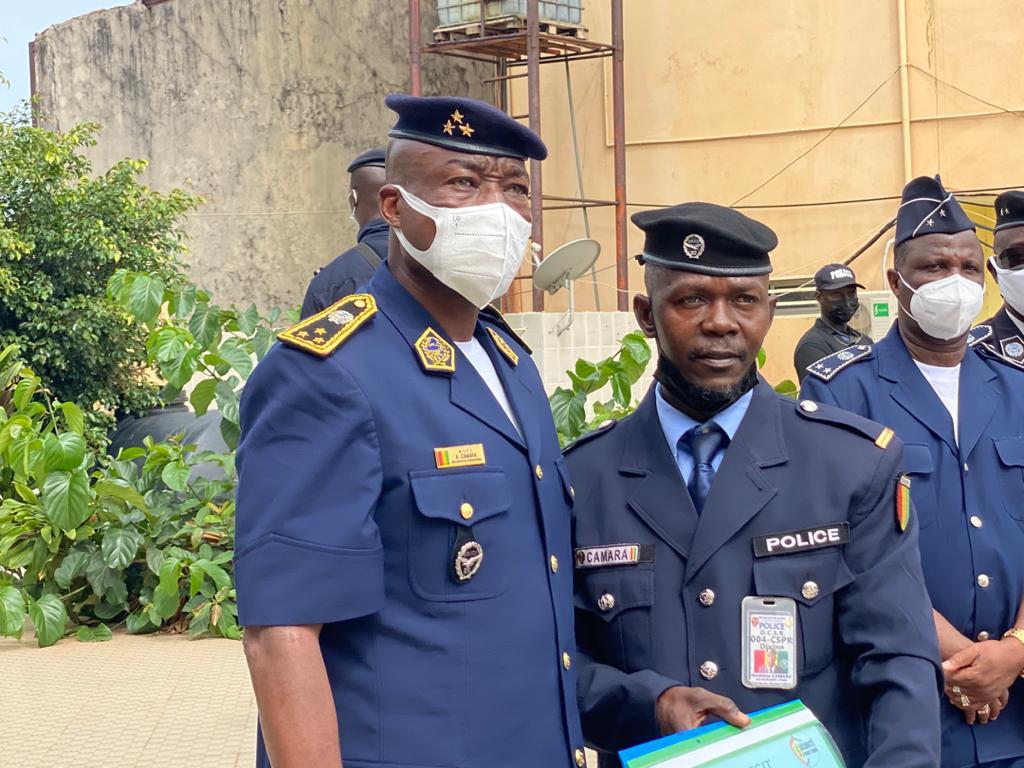 agir_le's tweet photo. Décoration par le Ministère de la Sécurité et de la protection civile de l'adjudant chef Ibrahima Beni CAMARA.
Deux ONG ont profité de la circonsta nce pour décerner des satisfecits de reconnaissance pour l'action patriotique de l'agent routier en question.
#AGIRDEV
#SPT https://t.co/KyfZfwRoQx