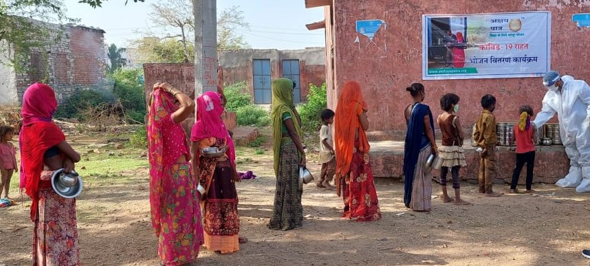 AkshayaPatraUSA's tweet photo. #UpdateFromtheGround Akshaya Patra provides freshly cooked food to low-income families and marginalized communities in Chittorgarh, Nathdwara, Bikaner, Jodhpur, Ajmer, and Bhilwara. https://t.co/7eGRw1DkGq https://t.co/nZBo20698P
