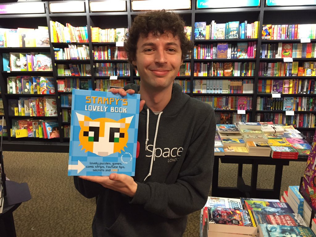MCNostalgiaBot's tweet photo. @AltPhinny Look at what he's holding!! [10]  https://t.co/z65yyrlSaA
