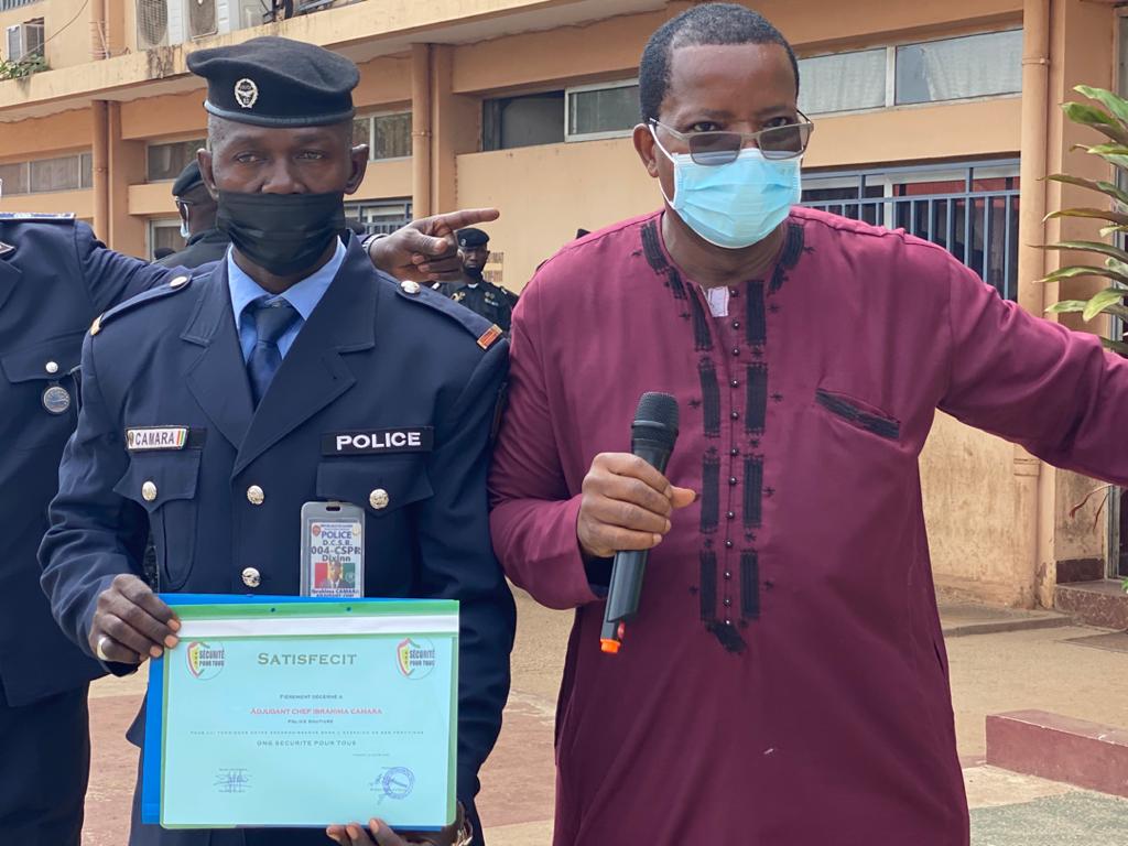 agir_le's tweet photo. Décoration par le Ministère de la Sécurité et de la protection civile de l'adjudant chef Ibrahima Beni CAMARA.
Deux ONG ont profité de la circonsta nce pour décerner des satisfecits de reconnaissance pour l'action patriotique de l'agent routier en question.
#AGIRDEV
#SPT https://t.co/KyfZfwRoQx