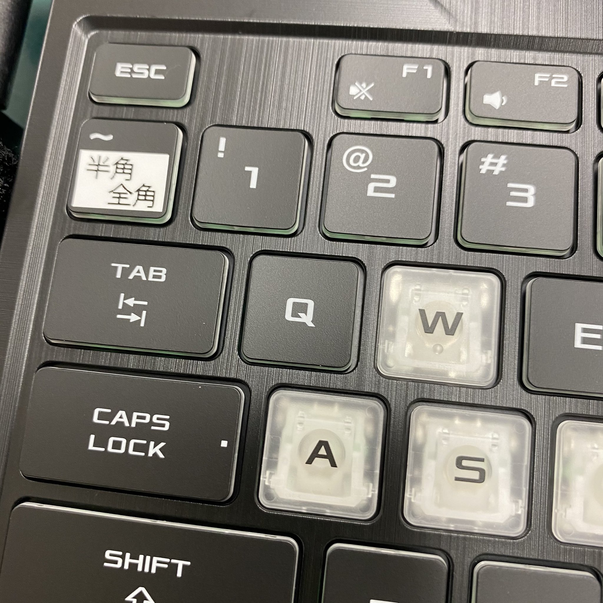 Minoru Ashina 芦名みのる On Twitter 義両親のpcが調子悪いからと買いかえたノートpcがus配列のキーボードだったので 設定かてらケアをする 素人が詰む日本語英語変換の説明にテプラ貼ったのですが シールの隙間が気になりやり直していたら 義母から 本当に