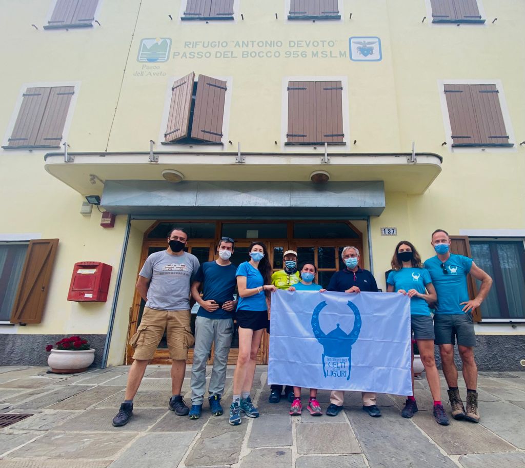 PARCO_AVETO's tweet photo. Il direttore di #parcoaveto incontra gli escursionisti/collaudatori che stanno lanciando il #SentierodeiCeltiedeiLiguri anche sul ns territorio. Ecco le foto ricordo di stasera al 🏡 #RifugioAntonioDevoto, al P.sso del Bocco, anche tappa di #AVML #AltaViadeiMontiLigiri🚵‍♀️🚵‍♂��� https://t.co/8XqIS9jARJ