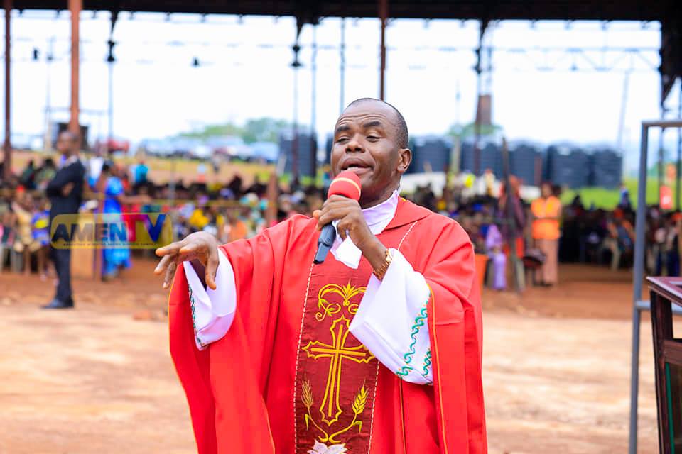 SaharaReporters's tweet photo. BREAKING: Father Mbaka Banned From Commenting On Partisan Politics | Sahara Reporters https://t.co/2h5x9uXp2h https://t.co/ZMLgp3eW2Z