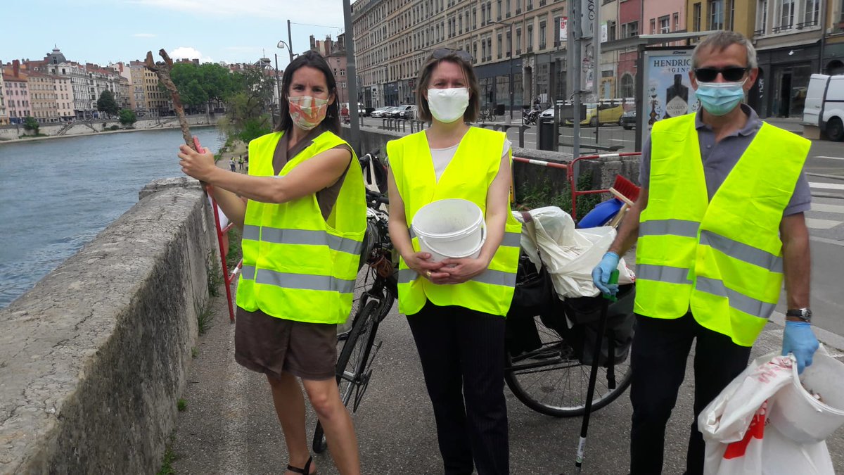 Mairie5Lyon's tweet photo. Fin de notre 4e action propreté sur les quais de Saône en cette #SemaineVerteEuropéenne, et le bilan n'est pas réjouissant, avec des centaines de mégots ramassés. Merci aux bénévoles !
#GreenWeekEU #VieuxLyon #Lyon https://t.co/WEZpIuBq2R